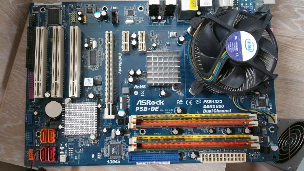 Placa baza asrock + procesor Intel q6600+ 4*1gb ddr2+ video 1gb+audio