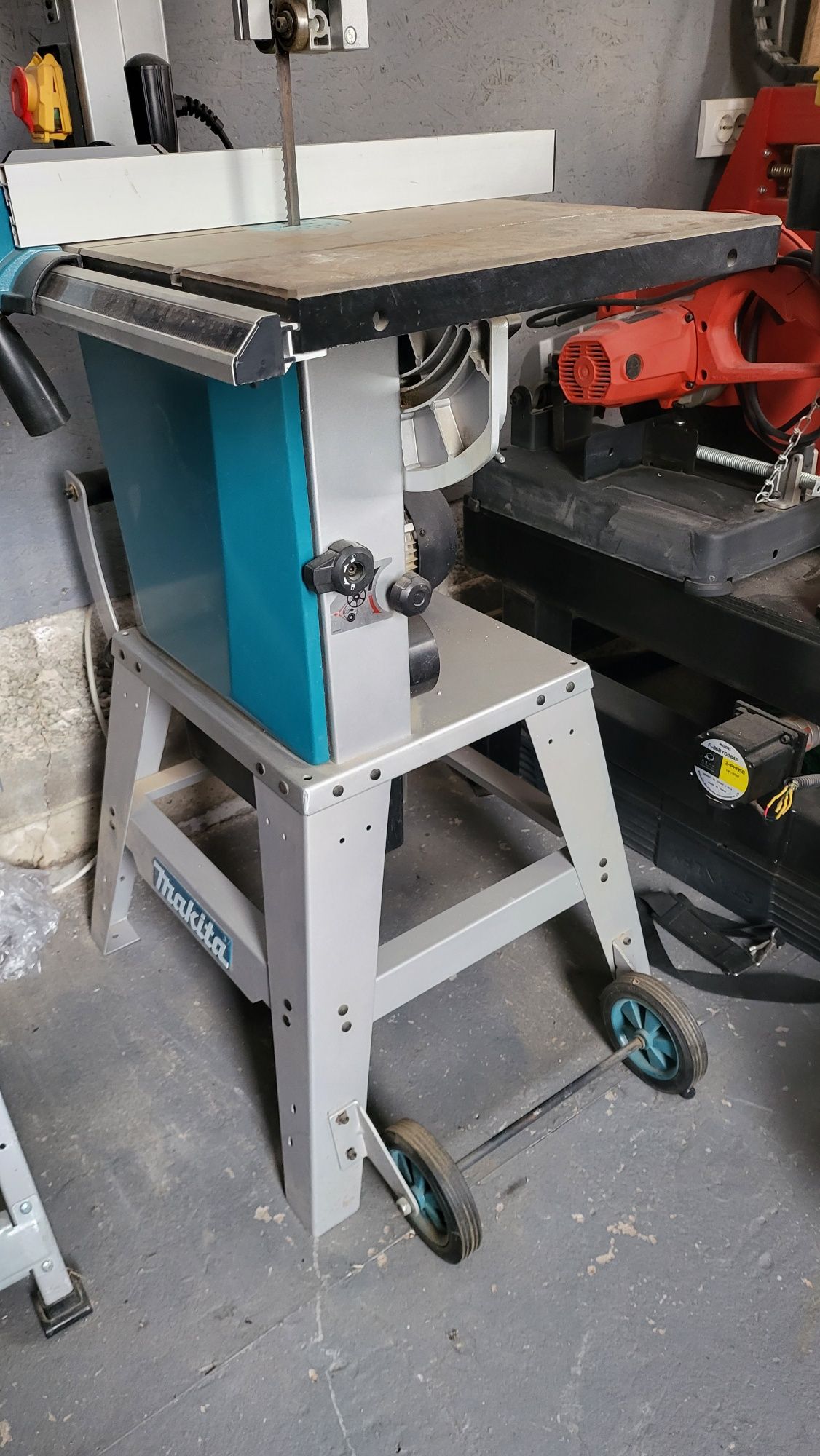 Ленточная пила Makita LB1200F