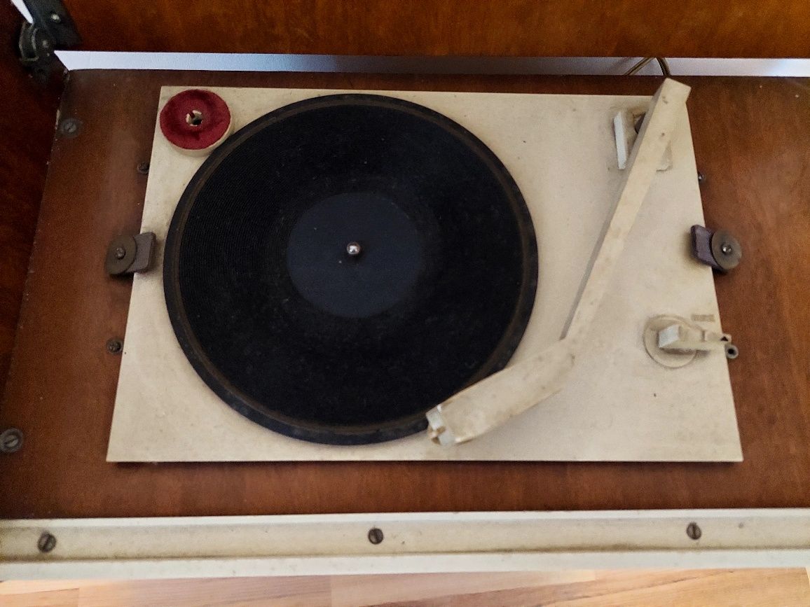 Radio cu pickup vechi rusesc