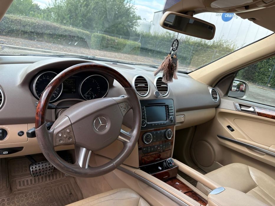 Mercedes ML 320.