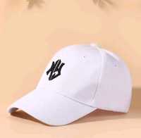 Бяла шапка за летни дни
