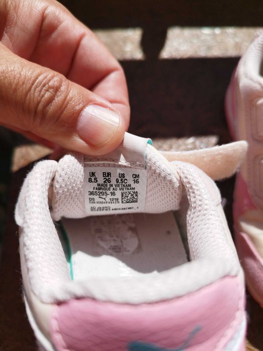 Продавам детски оригинални маратонки Пума