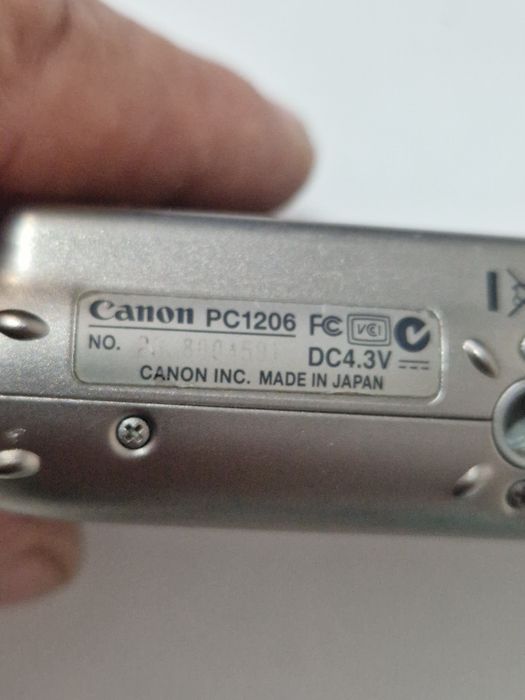 Camera foto digitala Canon cu dungi subțiri pe display