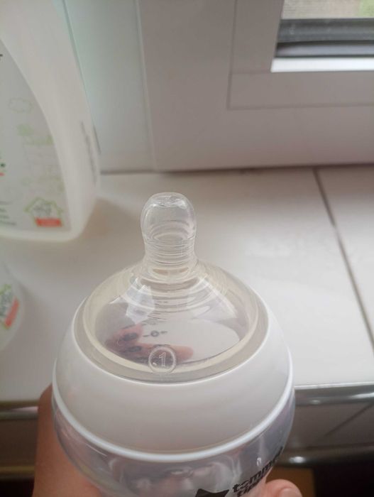 Шишета с биберони Tommee tippee