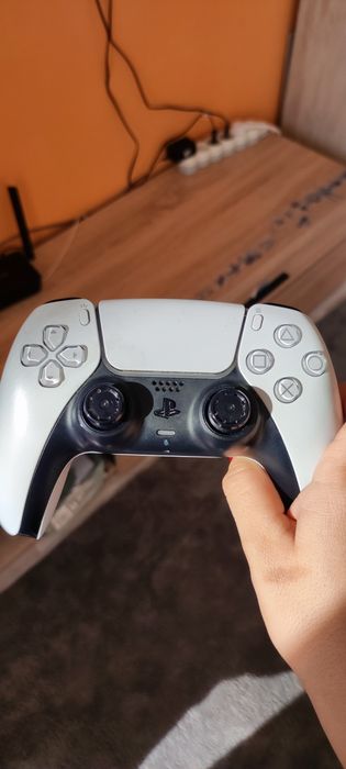 Плейстейшън 5 + игри и 2 джойстика