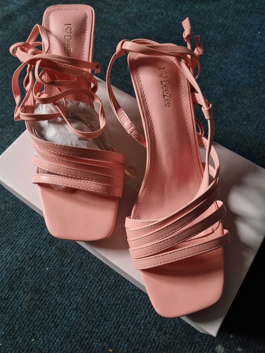 Sandale roz cu toc mic