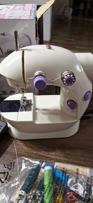 Masina de cusut  HOBBYCRAFT + multe bobine metalice