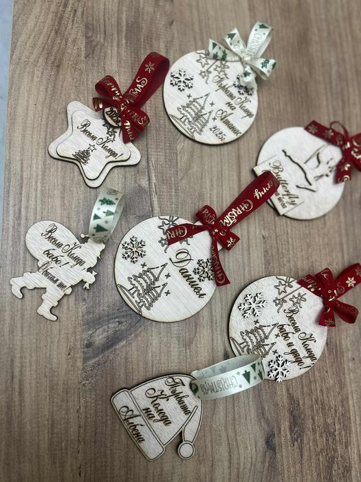 Коледни подаръци за елха