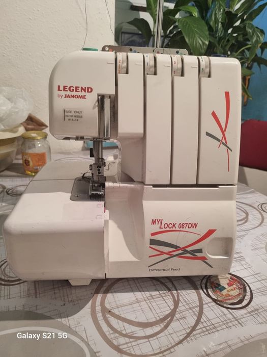 Продам оверлок  janome.