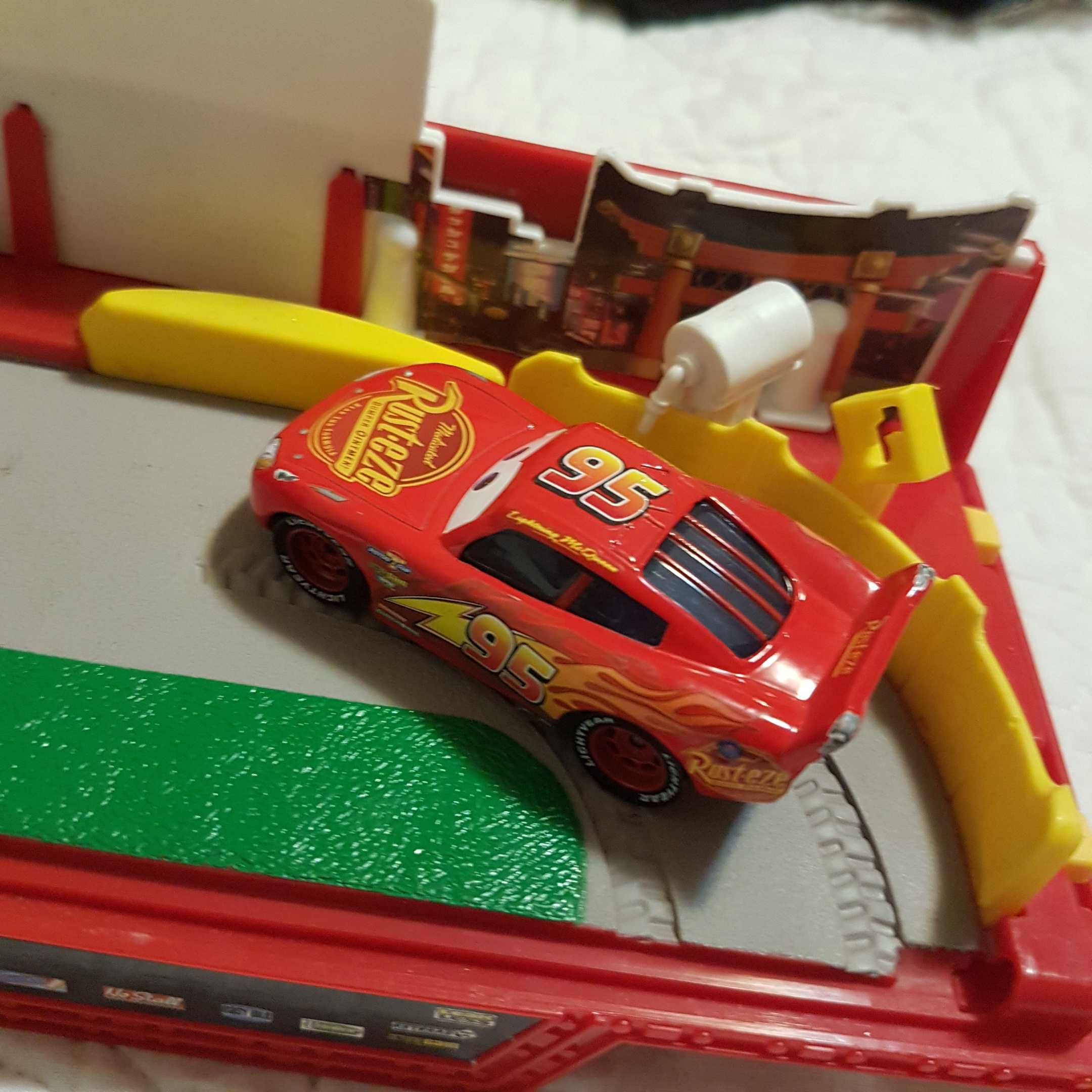 Set mașinuțe, jocuri și accesorii (rare) Fulger McQueen din Cars