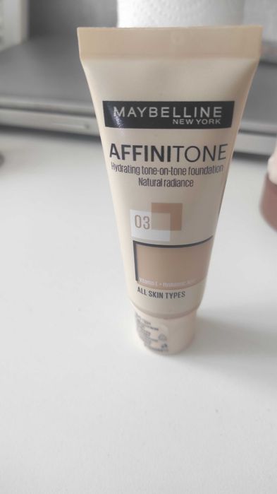 Maybelline affinitone 03 хидратиращ лек фон дьо тен