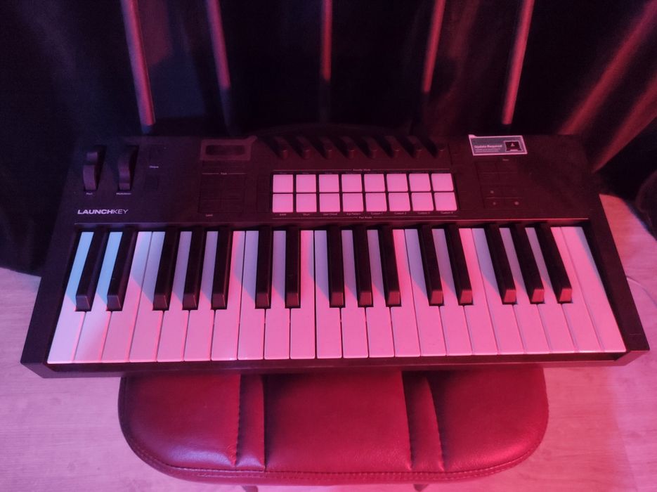 MIDI клавиатура Novation Launchkey 37 MK4 + педаль экспрессии
