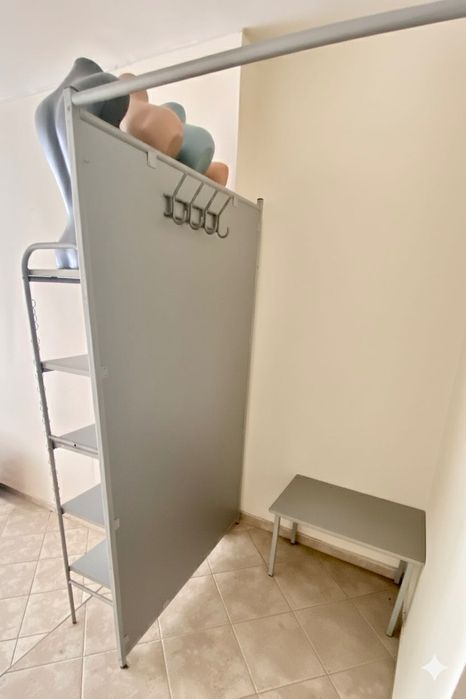 Продава се професионална система за окачване на дрехи, вкл. съблекалня