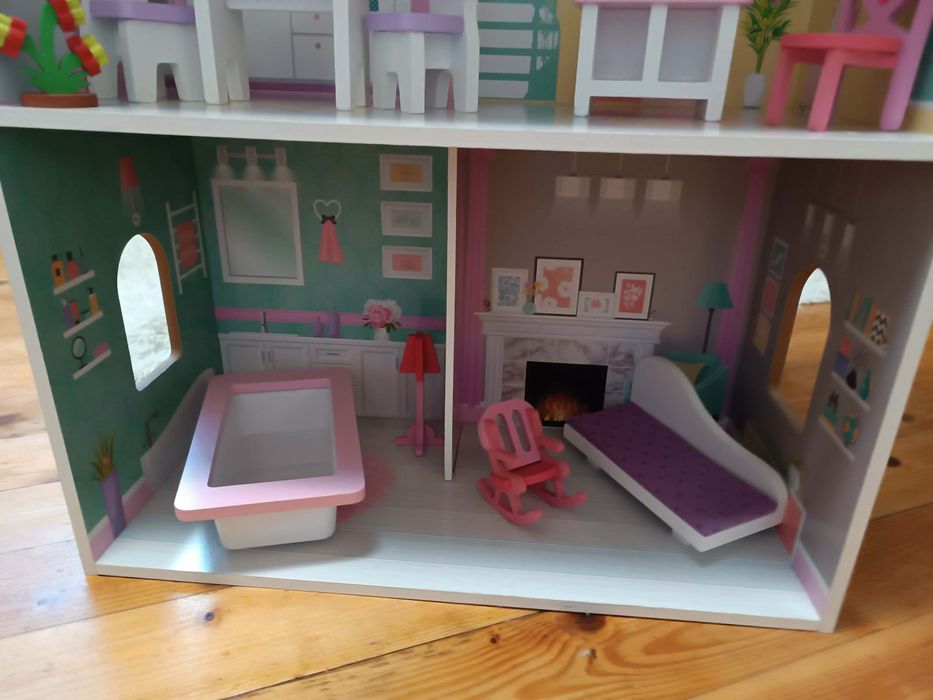 Къща за кукли на три етажа.