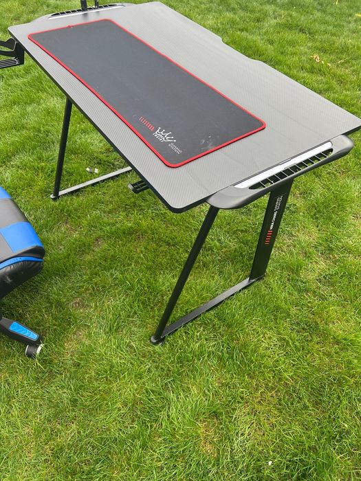 Scaun și masa de gamming