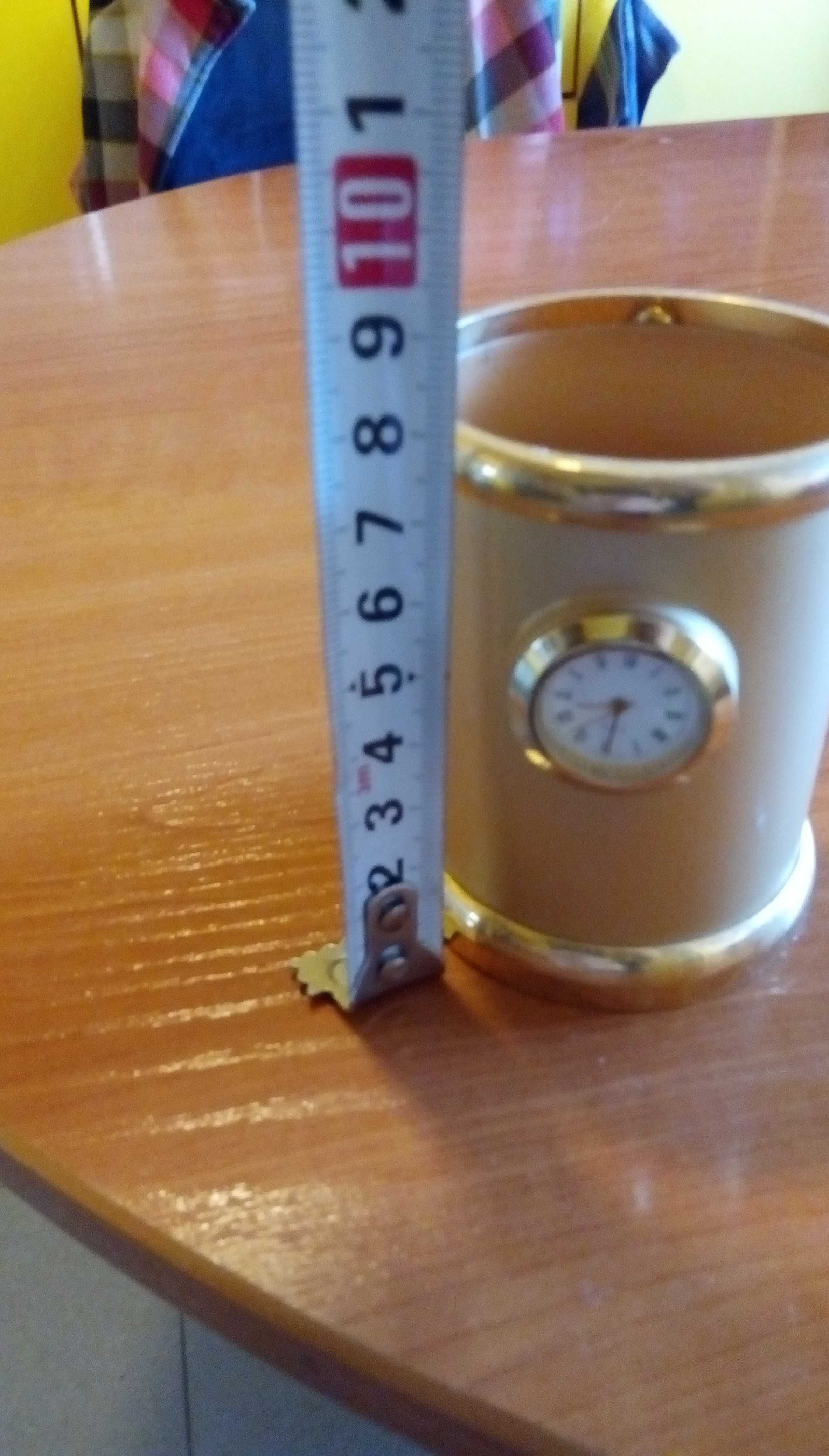 Метален златист моливник с часовник