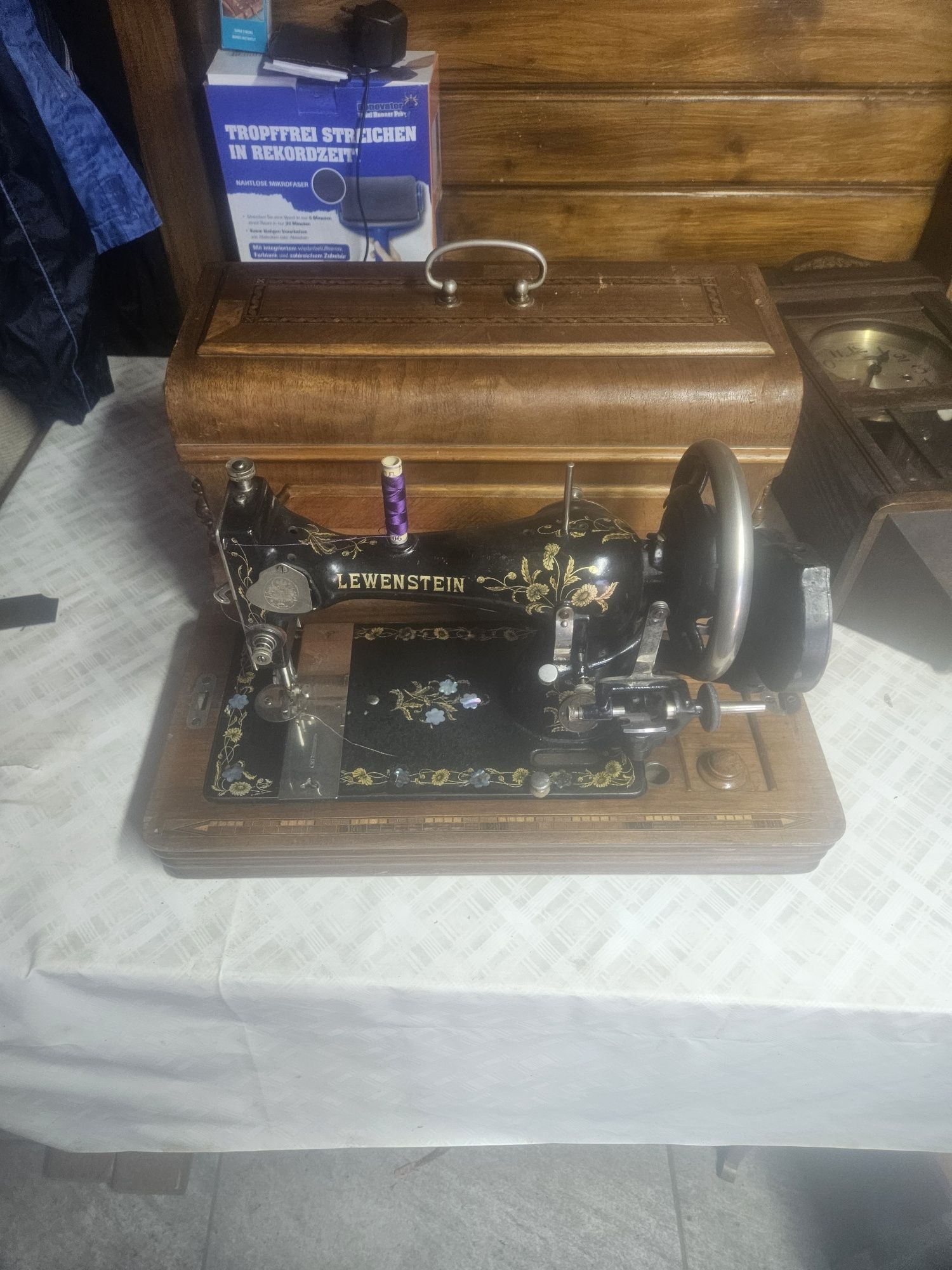 2 mașini de cusut manuale Singer si Flora