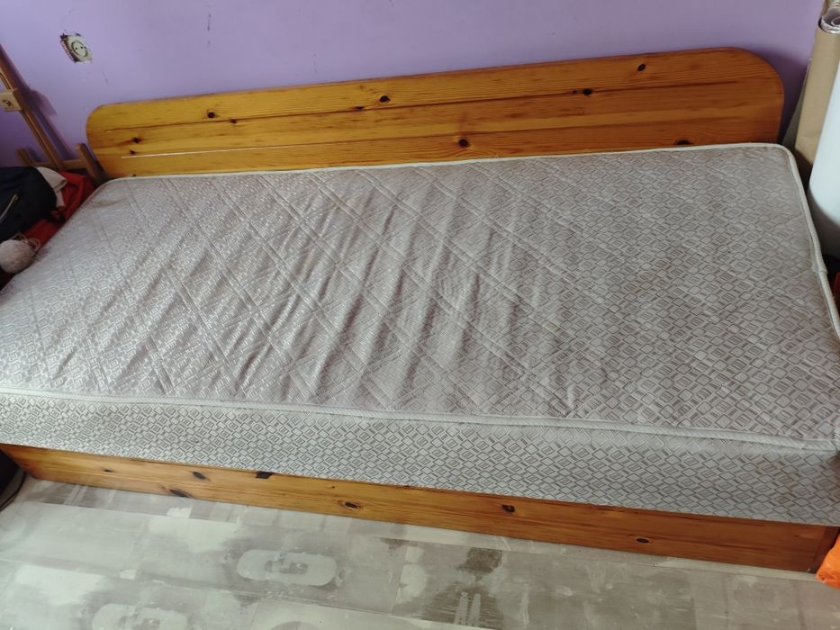 Легло със скрин отдолу