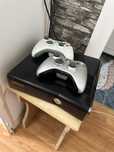 Xbox 360 cu 2 manete si 7 jocuri