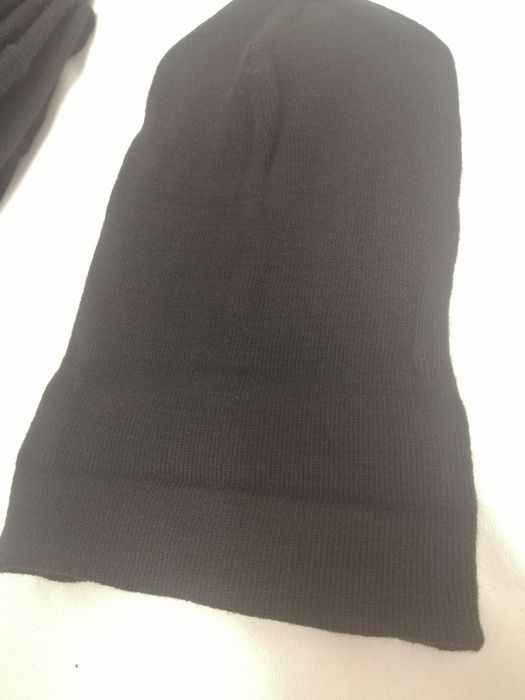 Vand fesuri/caciuli de culoare neagra