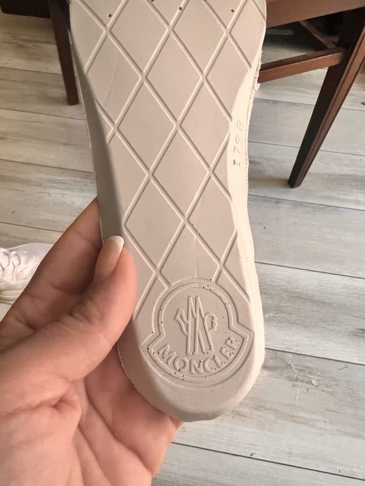 Moncler marimea 37,5