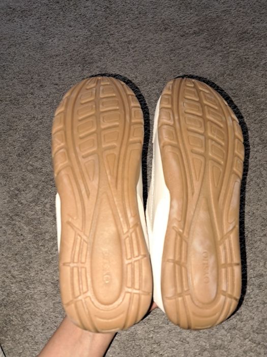 Сникърси велур Oysho