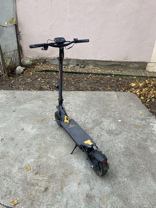 Vand Ausom L1 intretinuta foarte bine , stare excelenta