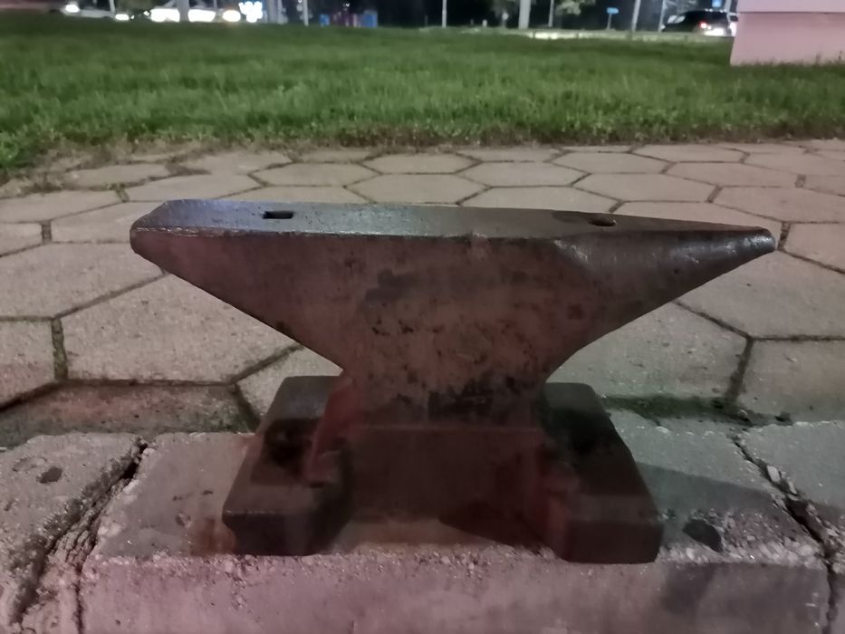 Средна наковалня 35кг.