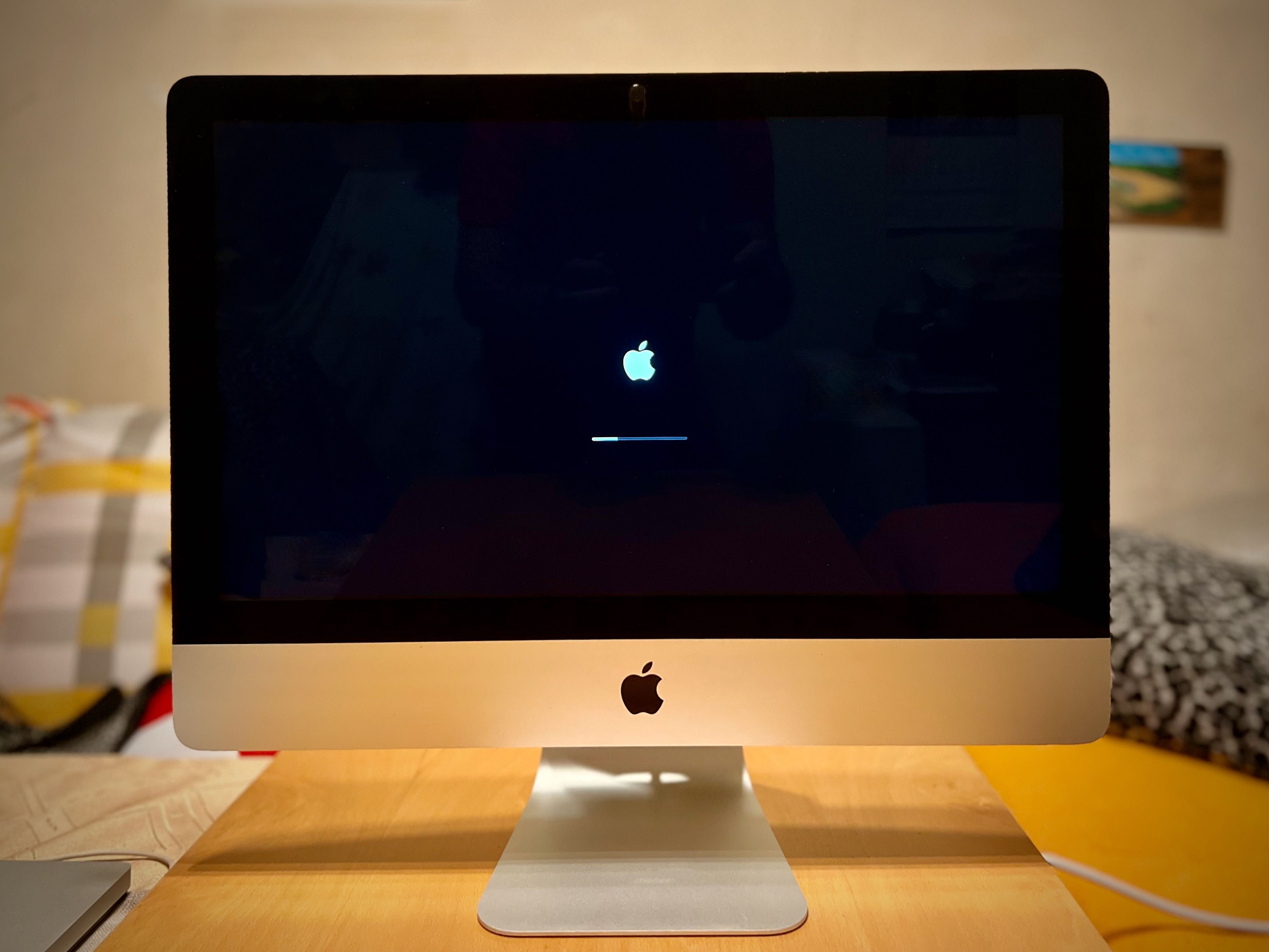iMac (Retina 4K, 21.5-инчов, 2017)+Apple USB SuperDrive