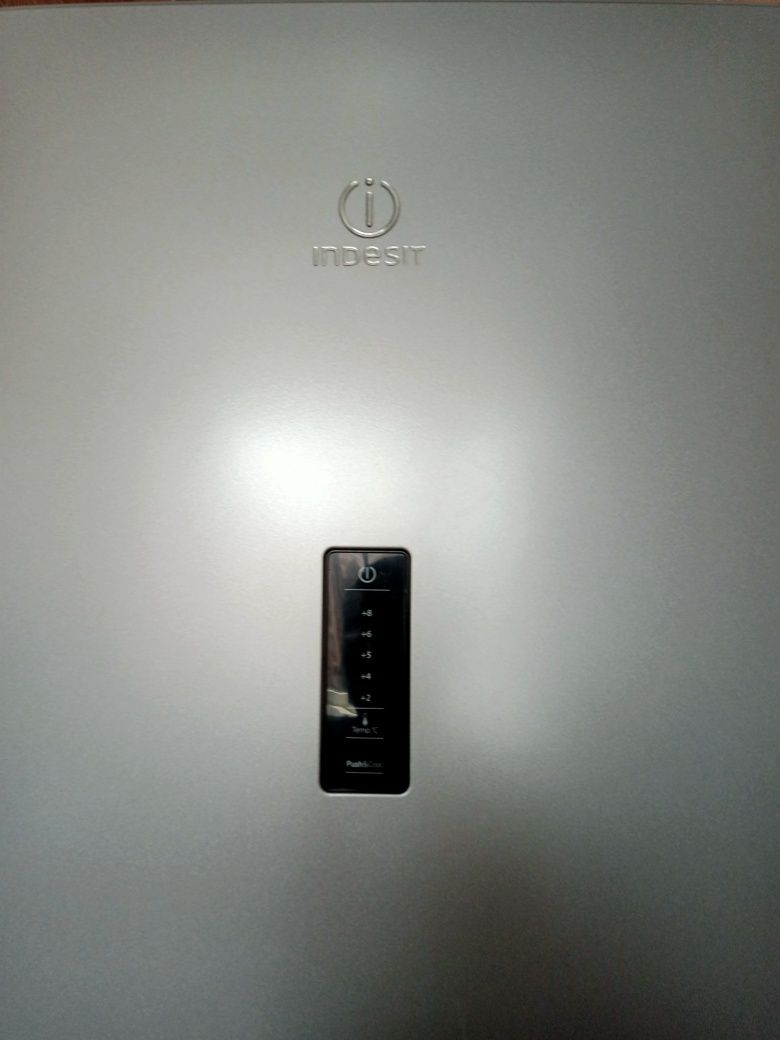 Продам холодильник Indesit.