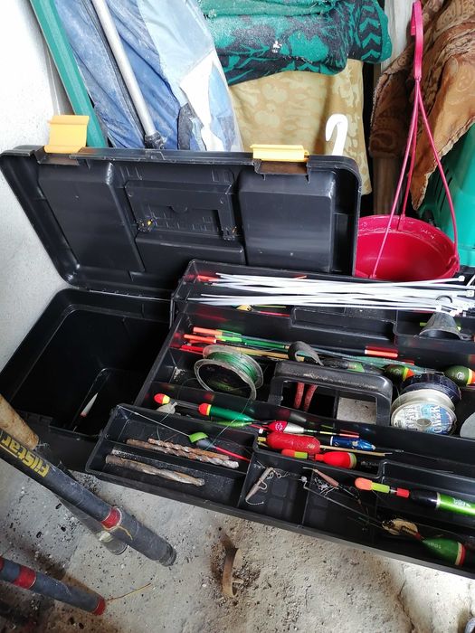 Продавам куфар за риболовни принадлежности