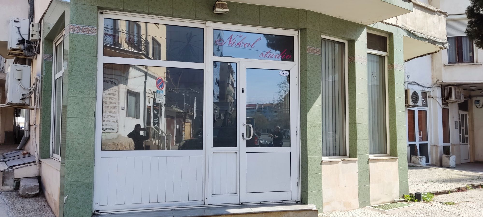 Давам под наем търговско помещение.Ул.Завоя на черна 3 .Пазарджик