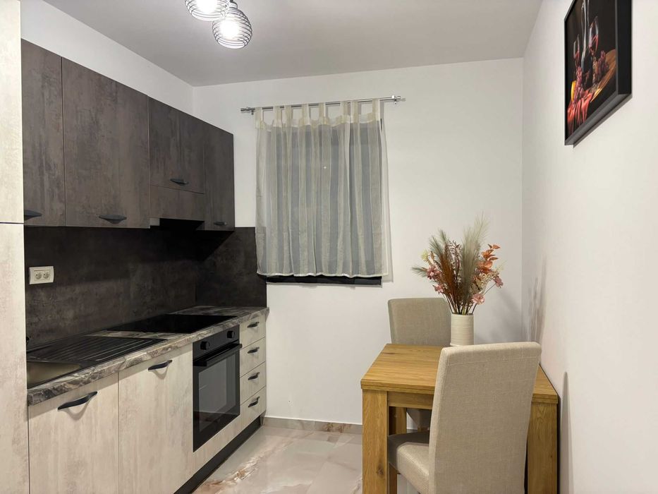 Inchiriere garsoniera bloc nou cu loc de parcare zona Coresi