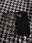 2 Huse iPhone 15 – una ca nouă, una folosită