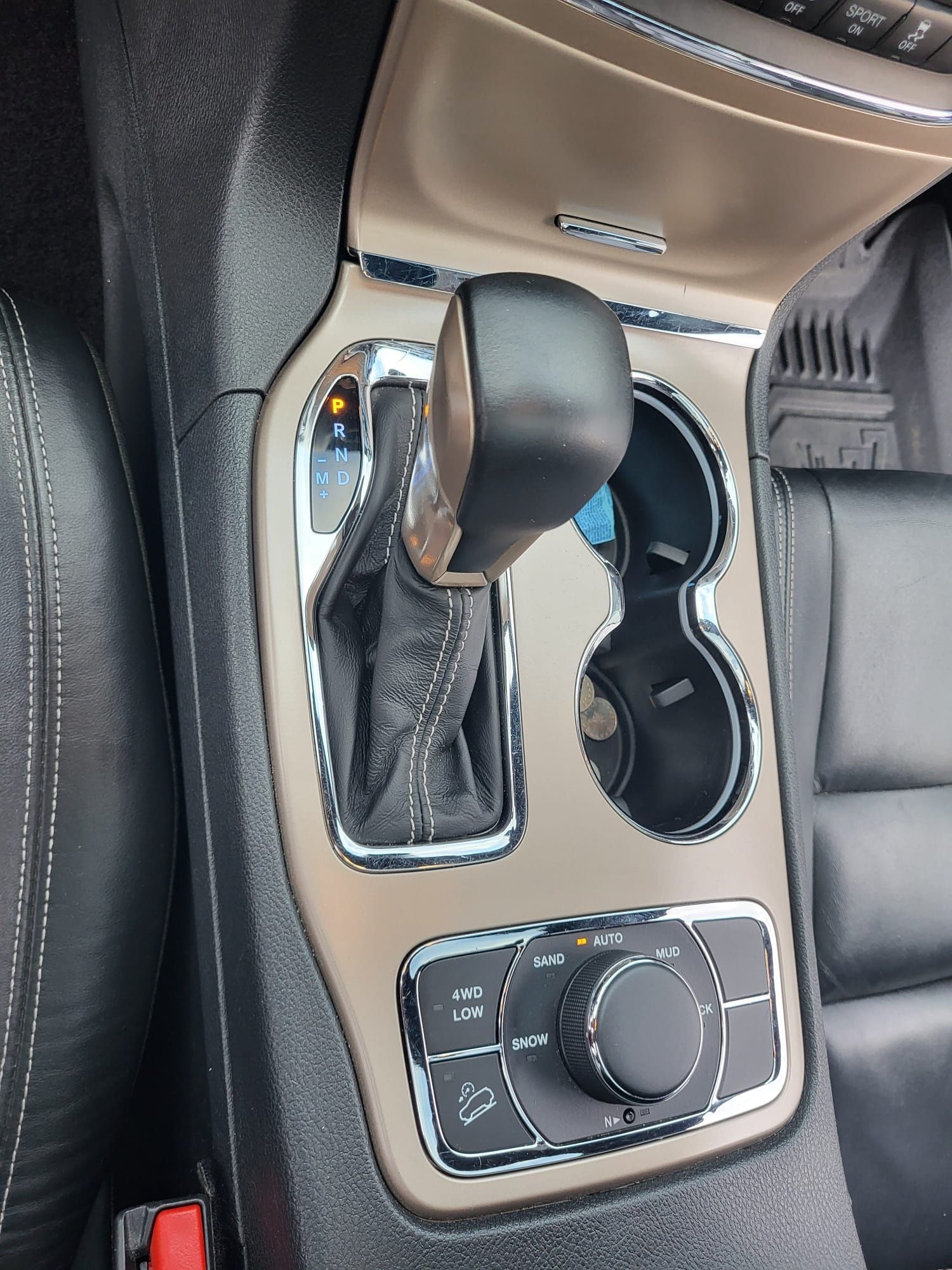 Jeep Grand Cherokee vând sau schimb cu autoturism