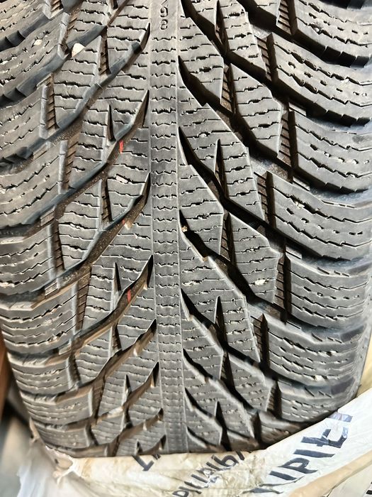 Продам резину зимнюю.  Nokian Hakkapeliitta R3 SUV 265/65/R17