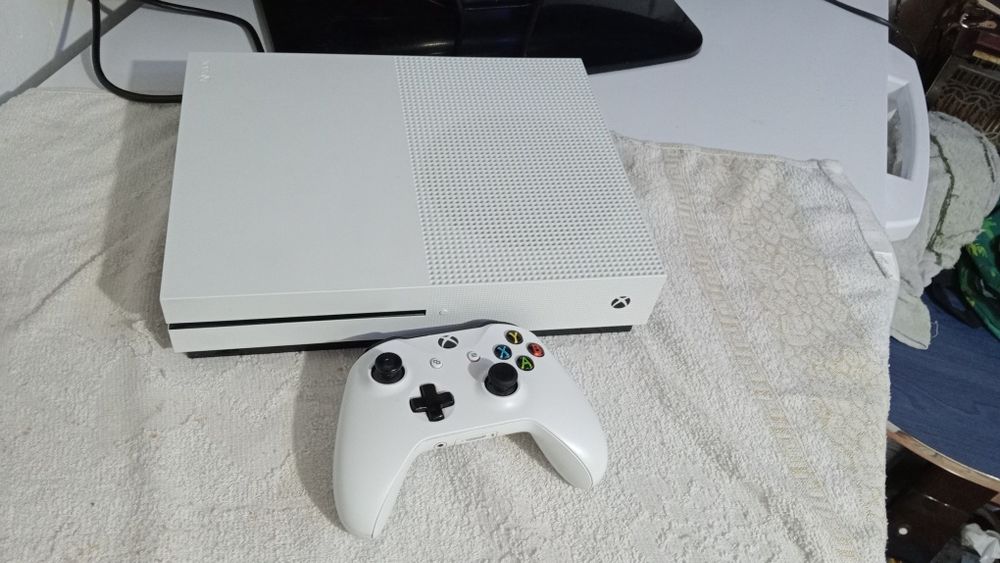 Vînd Xbox one s de 1tb sau schimb cu telefon iPhone sau trotineta elec