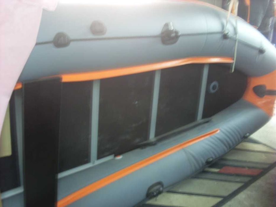 продавам чисто нова лодка колибри-3.60 с двигател меркури 8кс