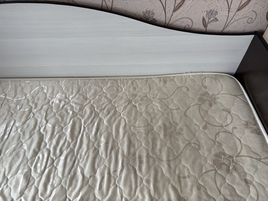 Кровать односпальная с матрасом