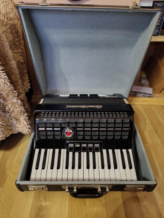 Акордеон Роял Стандарт с куфар . Отлично състояние!