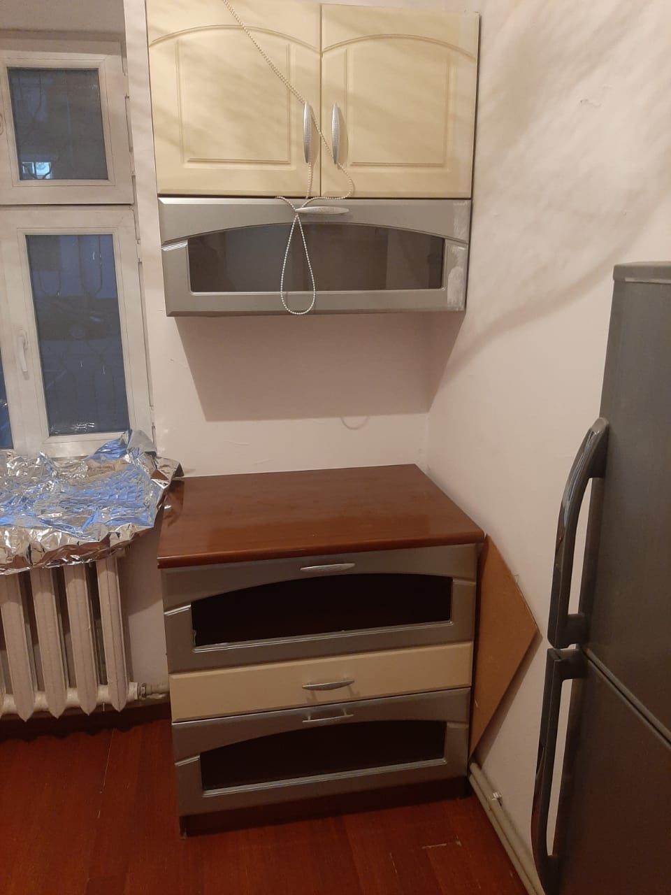 Стол, кух гаонитур, шифоньер, прихожка продается б/у в отличном состоя
