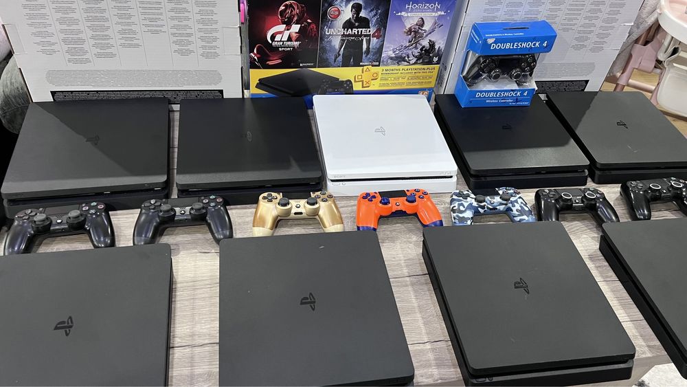 Продавам Sony PlayStation 4 / ПС 4 с 2 игри подарък и 1 джой