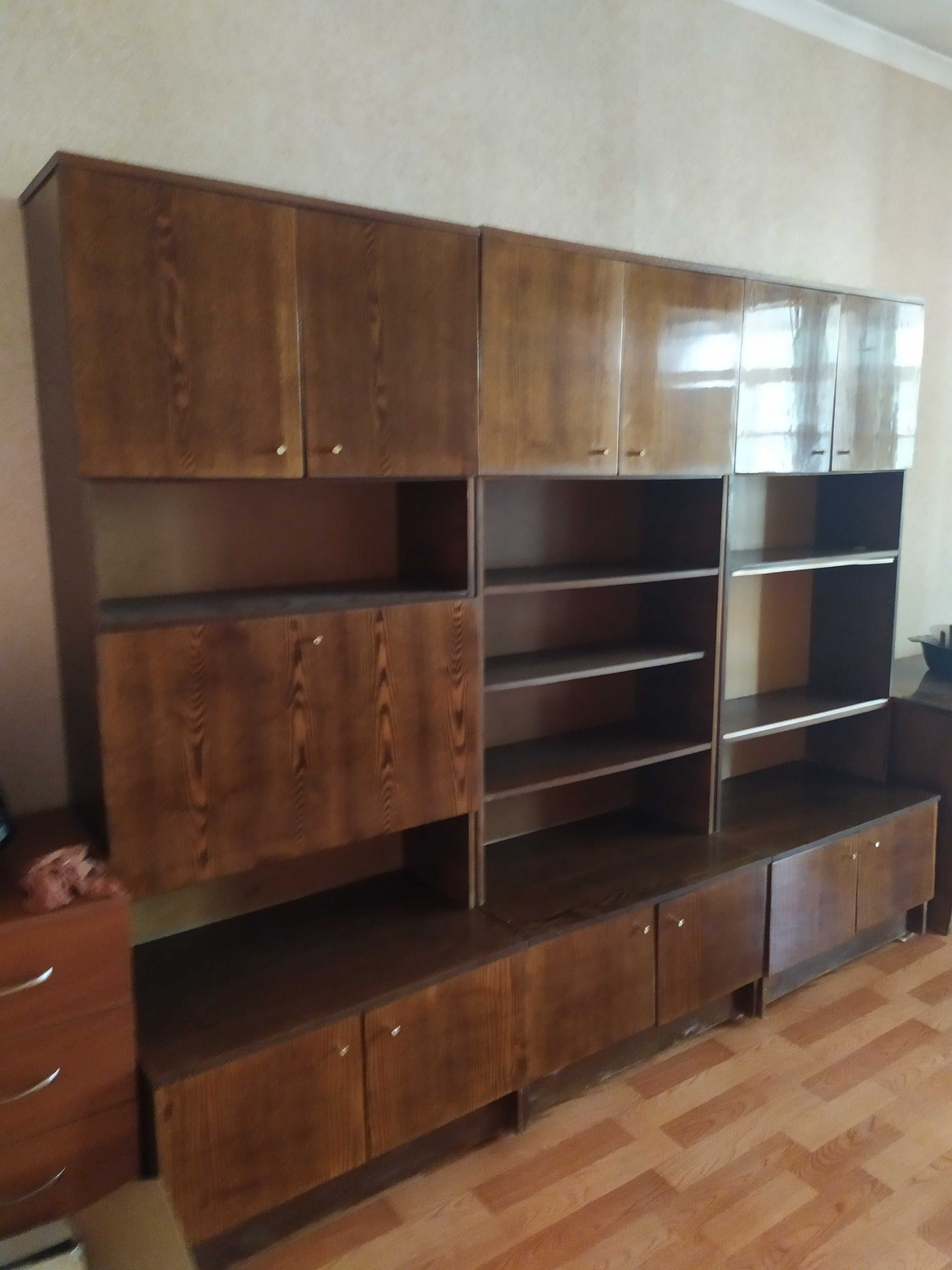 Продаю стенку, письменный стол и тумба под телевизор.