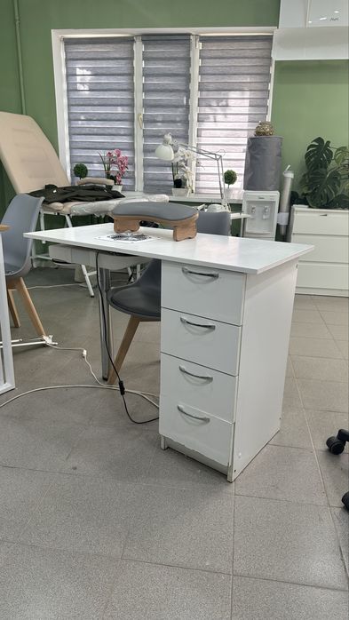 Маникюрный стол с вытяжкой