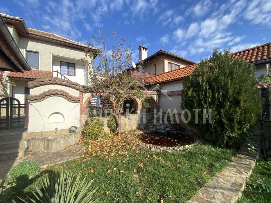 Прекрасна двуетажна къща с двор в град Дебелец