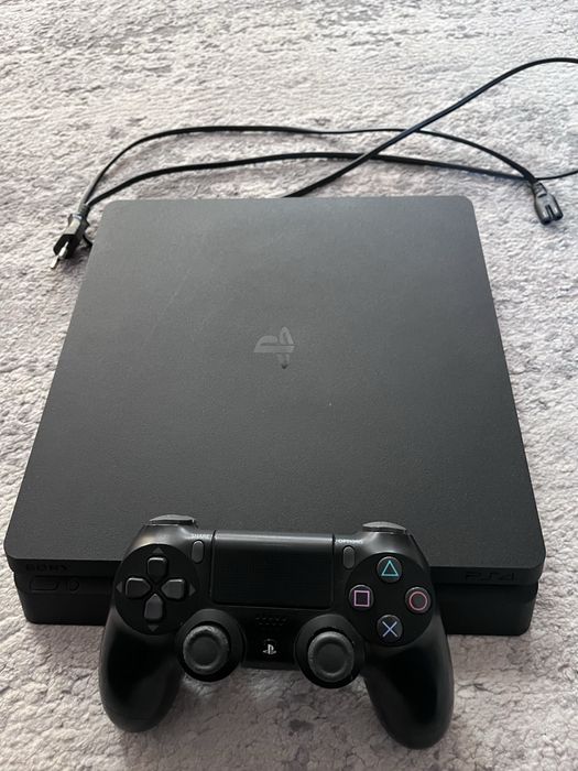 Vand Playstation 4 cu 2 jocuri