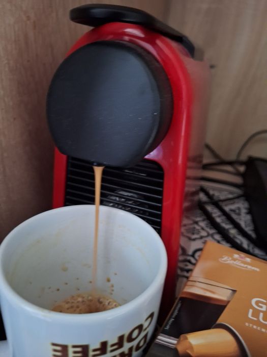 Vând aparat de cafea Nespresso essenza mini roșu