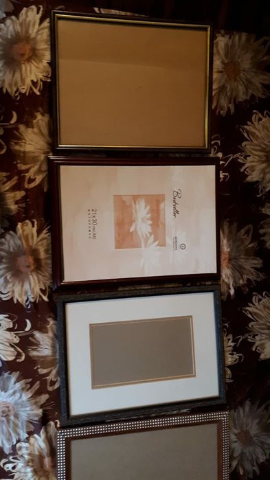 Рамки для фото , деревянные и пластиковые.