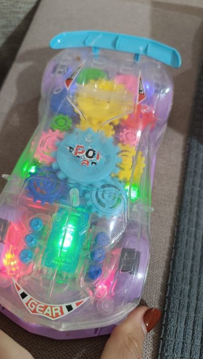 Mașina cu lumini și sunete rotite care se învârt interactiva