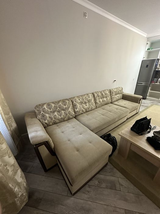 Продам угловой диван для гостиной комнаты бежевого цвета